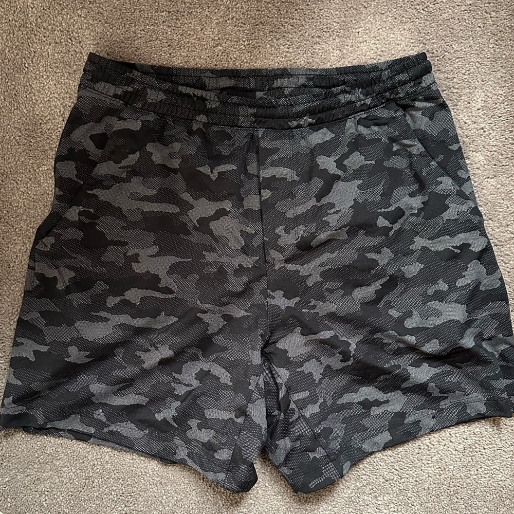 Lululemon linerless pace breaker short, black camo, size L